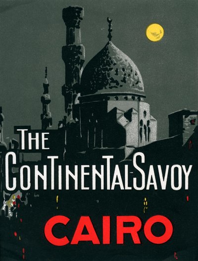 Continental Savoy Hotel v Káhiře s mešitou od American School
