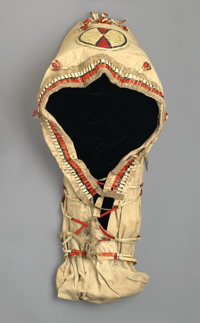 Cradle Board with Quill Work, vyrobený lidmi Arapaho, kolem 70. let 19. století (mušelín, vrba, dikobraz brk a jelení kůže) od American School