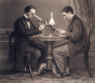 Raní vědci při pohledu přes mikroskopy od American School