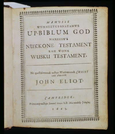 Mamusse Wunneetupanatamwe up-Biblum God (Celý svatý jeho-bůh Bible), titulní strana z Bible, známá také jako Eliotská indická Bible, přeložená do jazyka Massachuset reverendem Johnem E. od American School