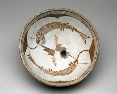 Mogollonová mísa se dvěma rybičkami na háku, Styl II, 1025-1150 (hliněné nádobí s bichromem malbou) od American School