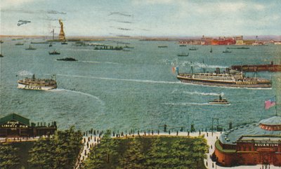 New York Harbour z baterie, zobrazující Sochu svobody a Ellis Island, c.1910 od American School
