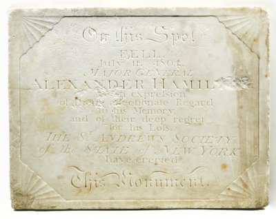 Plaketa na kenotaf označující místo, kde byl Alexander Hamilton smrtelně zraněn během souboje s Aaronem Burrem, kolem roku 1805 (mramor) od American School