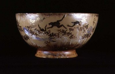 Punch Bowl vyrobený metodou „paste on paste“ z továrny Rookwood v Cincinnati, Ohio od American School