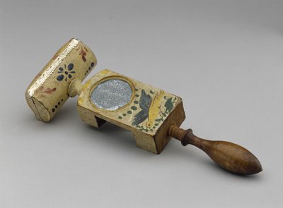 Šicí spona, c. 1840-1890 (javor, cínové zrcadlové sklo, hedvábí, papír a malovaná dekorace) od American School
