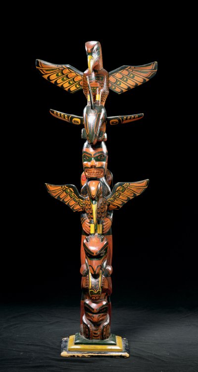 Totem (lakované dřevo) od American School