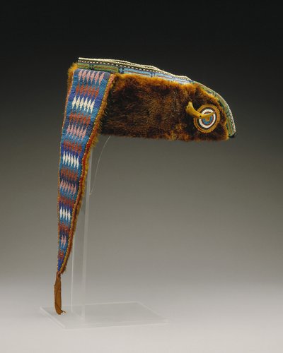 Turban, Mesquakie, cca 1880 (vydří kůže, bavlněná tkanina, hedvábná stuha, skleněné korálky a medvědí dráp) od American School