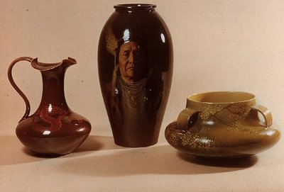 Váza s portrétem náčelníka Josepha z kmene Nez Perce, signováno W.P.Macdonaldem; koník s motivem draka značený iniciálami Alberta R. Valentiena; miska s motivem japonských květin (keramika) od American School