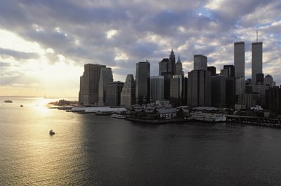 Pohled směrem k finanční čtvrti přes East River od American School