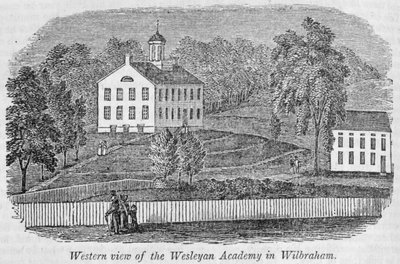 Západní pohled na Wesleyan Academy ve Wilbrahamu, z „Historických sbírek Massachusetts“, John Warner Barber, 1839 (rytina) od American School