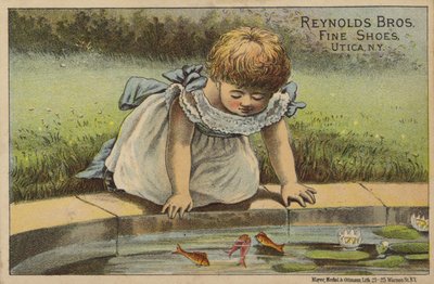 Mladá dívka při pohledu na ryby v rybníku od American School