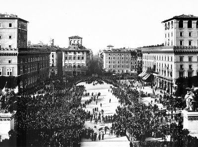 Piazza Venezia v Římě během fašistické oslavy připomínající neznámého vojína u Altare della Patria (Oltář vlasti), 4.11.1922 (čb foto) od Anderson Anderson