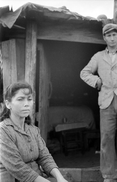 PÁR ZAHANBENÝ NA VENKOVĚ V CROTONE od Ando Gilardi