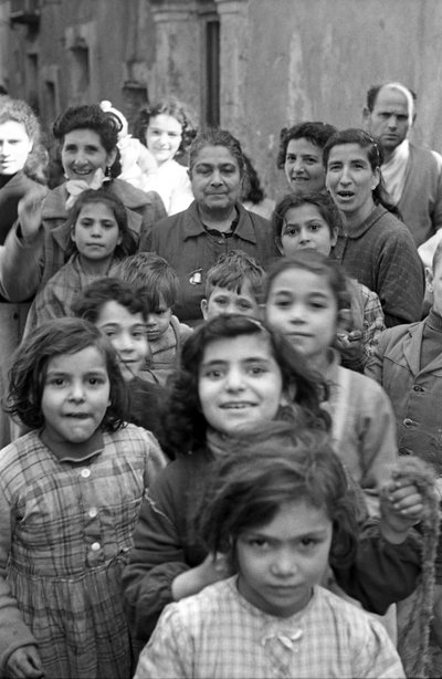 CROTONE - FOTOSKUPINA NA ULICI od Ando Gilardi