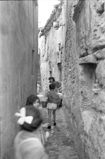CROTONE - VYPRANÉ NA ULICI od Ando Gilardi