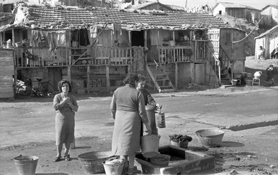 CROTONE - ŽENY U FONTÁNY od Ando Gilardi