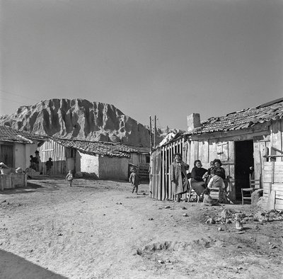 Rodina, vesnice továren Montecatini od Ando Gilardi