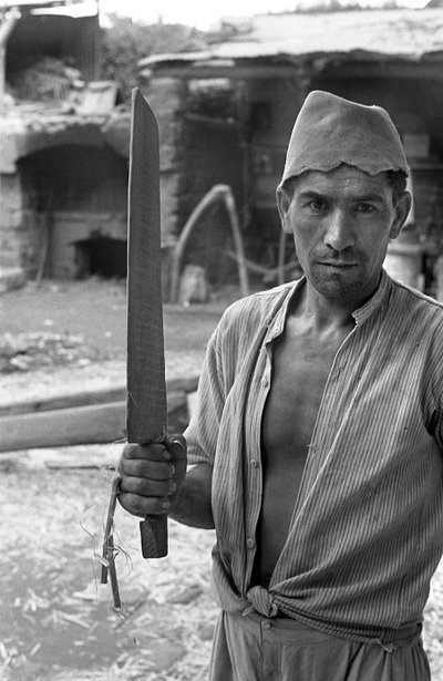 ZPRACOVÁNÍ KONOPÍ, DĚLNÍK S "LOPATKOU" od Ando Gilardi