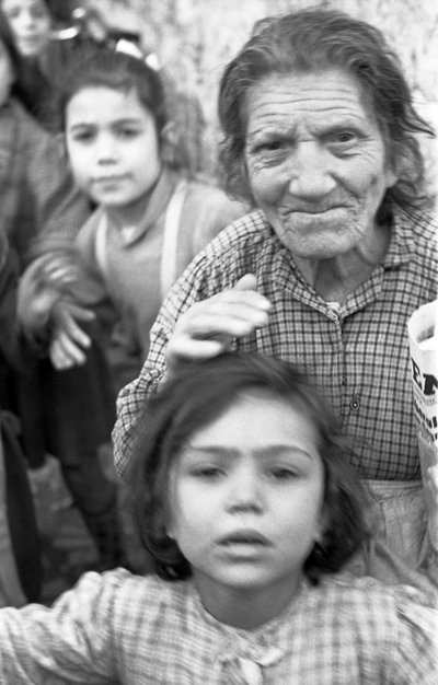 MACIARA DĚTÍ V CROTONE, od Ando Gilardi