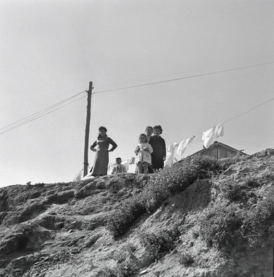ŽENY A DĚTI, KTERÉ ŠÍŘÍ BUCATO od Ando Gilardi