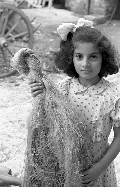 ZPRACOVÁNÍ KONOPÍ, DÍVKA SE SVAZKEM VLÁKEN od Ando Gilardi