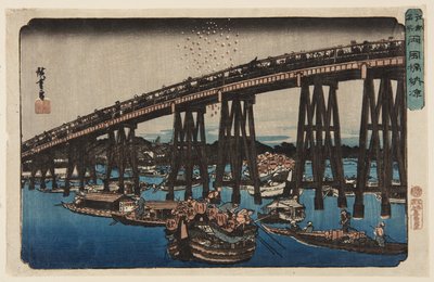 Užijte si večerní pohodu na mostě Rygoku (Rygoku-bashi n?ry?) (barevný dřevěný tisk) od Ando or Utagawa Hiroshige