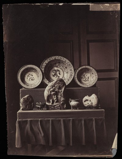 Výstava v Čínském muzeu císařovny Eugenie ve Fontainebleau, kolem roku 1861 (tisk alba) od Andre Adolphe Eugene Disderi
