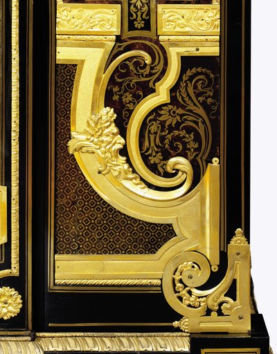 Detail parketového soklu ve tvaru C se satyrskou maskou z drobné skříně Ludvíka XIV. na ormolu od Andre Charles (attr. to) Boulle