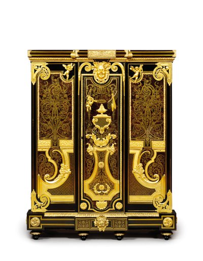Louis XIV petit armoise, cca 1700-10 (ormolu, mosaz, želvovina, eben a intarzie) od Andre Charles (attr. to) Boulle