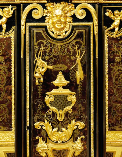 Louis XIV petit armoise, cca 1700-10 (ormolu, mosaz, želvovina, eben a intarzie) od Andre Charles (attr. to) Boulle