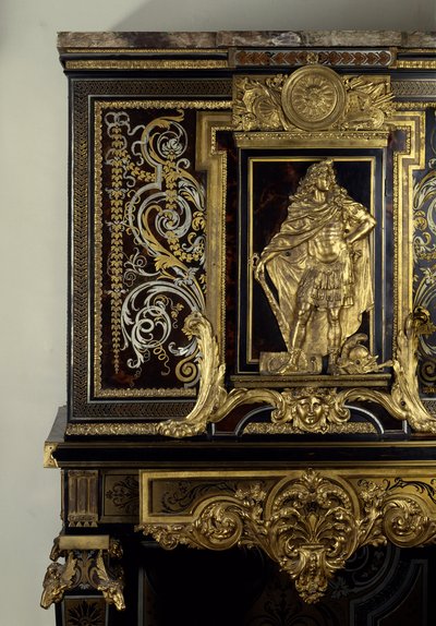 Art France: Kabinet zdobí postavu krále Ludvíka XIV. (1638-1715) v Hercules Gaulois. Detail. Nábytek od Andre Boulle (1642-1733) kolem roku 1700. Výška: 1,87m. Paříž, Musee du Louvre od Andre Charles Boulle