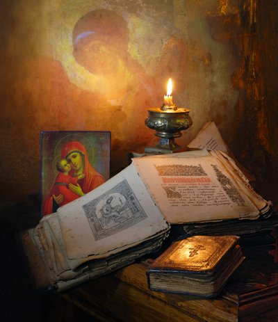 Posvátné knihy a svíčky od Andrey Morozov
