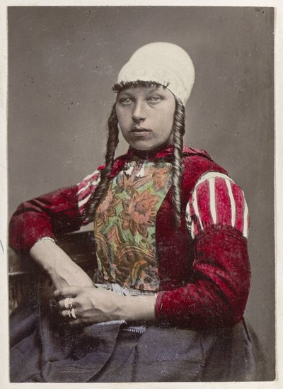 Portrét ženy v tradičním kroji Marken Hollandska Skönheter! (název na objektu) od Andries Jager