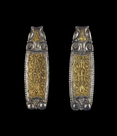 Pár zakončení řemínku, z Ipsden Heath, Oxfordshire, pozdní Anglosas, 9. století (stříbrná se zlatou vložkou) od Anglo Saxon