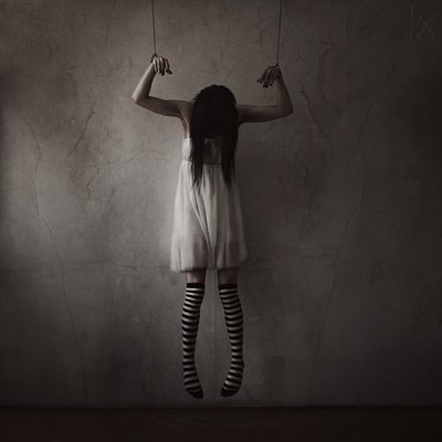 Strašidelná loutková dívka od Anja Matko