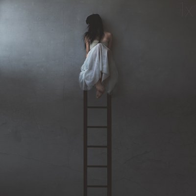 Osamělá žena na žebříku od Anja Matko