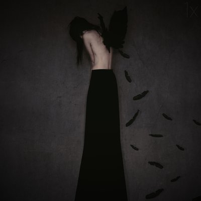 Zarmoucená okřídlená žena od Anja Matko