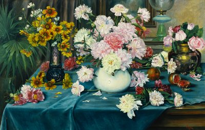 Pivoňky, růže a další květiny ve vázách na stole přehozeném modrým hadříkem, 1913 od Anna Knittel