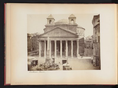 Pohled na Pantheon v Římě, Itálie Panteon. Roma (název na objektu) od Anonymous