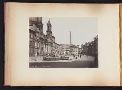 Pohled na náměstí Piazza Navona s fontánou v Římě, Itálie Piazza Navona (název na objektu) od Anonymous