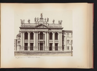 Fasáda Saint John Lateran v Římě, Itálie Sv. Giovanni v Lateranu. Roma (název na objektu) od Anonymous