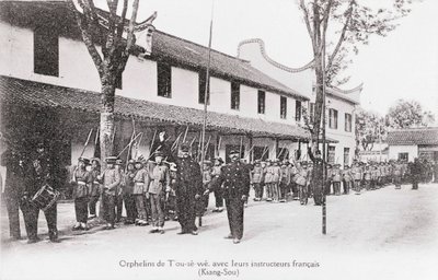 Čínští sirotci se svými francouzskými instruktory v regionu Kiang Sou Fotografie z počátku 20. století - soukromá sbírka od Anonymous Anonymous