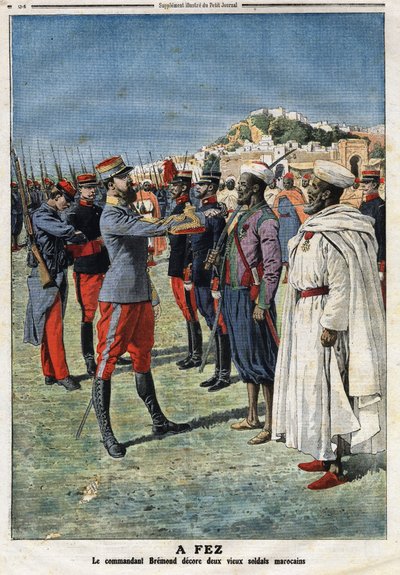Velitel Edouard Bremond (1868-1948) dekoruje dva staré marocké vojáky ve Fezu. Rytina v „“Le Petite Journal““, dne 21.01.1912. Soukromá sbírka. od Anonymous Anonymous
