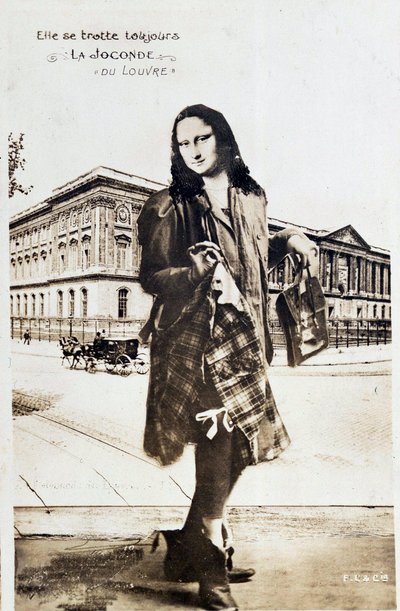 Detournee reprezentace „Mona Lisa“ od Leonarda de Vinci (Leonardo da Vinci) (1452-1519): Mona Lisa (Monna Lisa) zastoupená v kostkované sukni cestuje po celém světě. Komediální pohlednice upravená v době krádeže díla Vincenza Peruggiho od Anonymous Anonymous