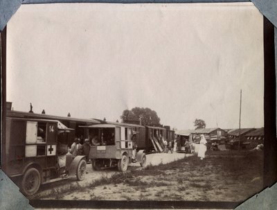 První světová válka 1914-1918: Očkování vojáků sestrami francouzského Červeného kříže na stanici Saint Gilles (Saint-Gilles) v Lamanšském průlivu, Dolní Normandie (Dolní Normandie), Francie. Anonymní fotografie červen 1917. Soukromá sbírka, Stella. od Anonymous Anonymous