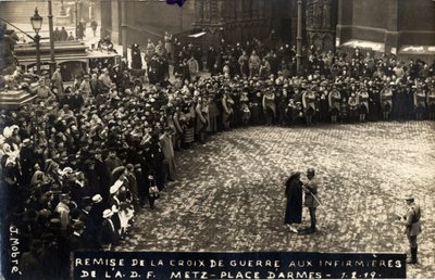 První světová válka 1914-1918: předání válečného kříže sestrám ADF (A.D.F.) v Metz, place d