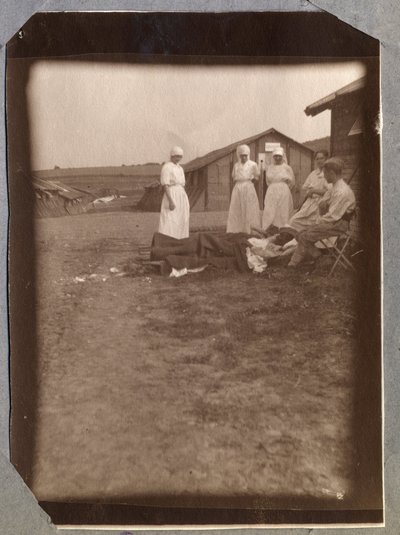 První světová válka 1914-1918: helioterapie. Zranění vojáci a zdravotní sestry francouzského Červeného kříže (Červený kříž), tábor Couville v Manche, Dolní Normandie (Dolní Normandie), Francie. Anonymní fotografie červenec 1917. Soukromá sbírka, Stella. od Anonymous Anonymous