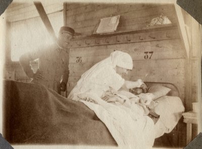 První světová válka 1914-1918: zdravotní sestra v blůze holí vojáka (francouzská válečná zranění leží v posteli), v Couville, Manche, Dolní Normandie (Dolní Normandie), Francie. Anonymní fotografie červenec 1917. Soukromá sbírka, Stella. od Anonymous Anonymous