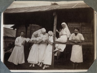 První světová válka 1914-1918: zdravotní sestry a lékaři v halence v Couville, Manche, Basse-Normandie (Basse Normandy), Francie. Anonymní fotografie červenec 1917. Soukromá sbírka, Stella. od Anonymous Anonymous
