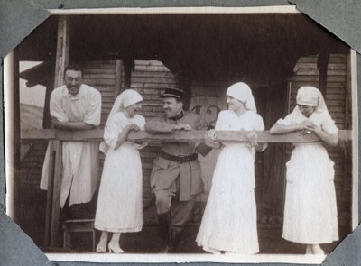 První světová válka 1914-1918: zdravotní sestry v legrační blůze s vojáky a lékařem v Couville, Manche, Dolní Normandie (Dolní Normandie), Francie. Anonymní fotografie červenec 1917. Soukromá sbírka, Stella. od Anonymous Anonymous